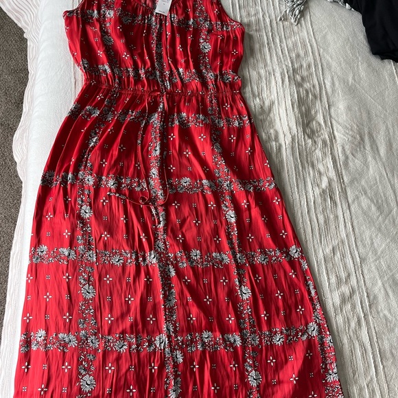Beautiful never worn with tags midi style dress. Red and black, medium - Picture 4 of 6